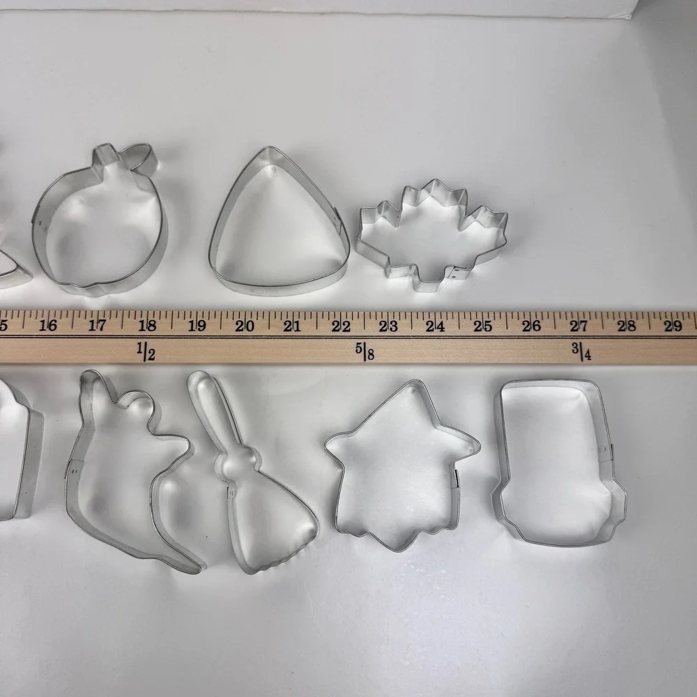 2012 Wilton Halloween Spooky Cookie Cutter Set 18 Shapes Metal Plastic Container